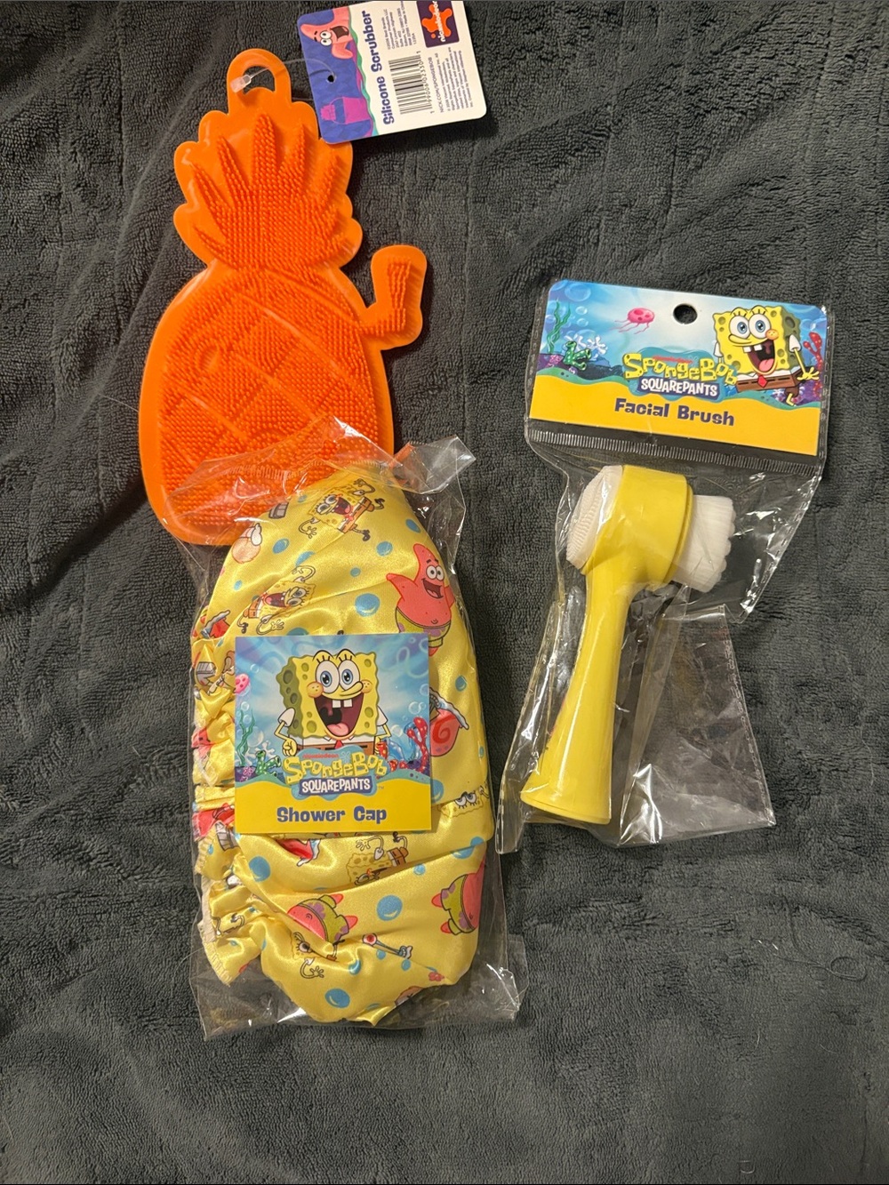 SpongeBob SquarePants Yellow Shower Cap + Facial Brush Set